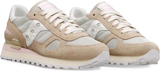 Paar beige suède damessneakers met witte en roze details.