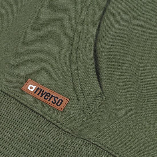 Detail van de olijfgroene hoodie met een bruin logo "riverso" op de voorkant.