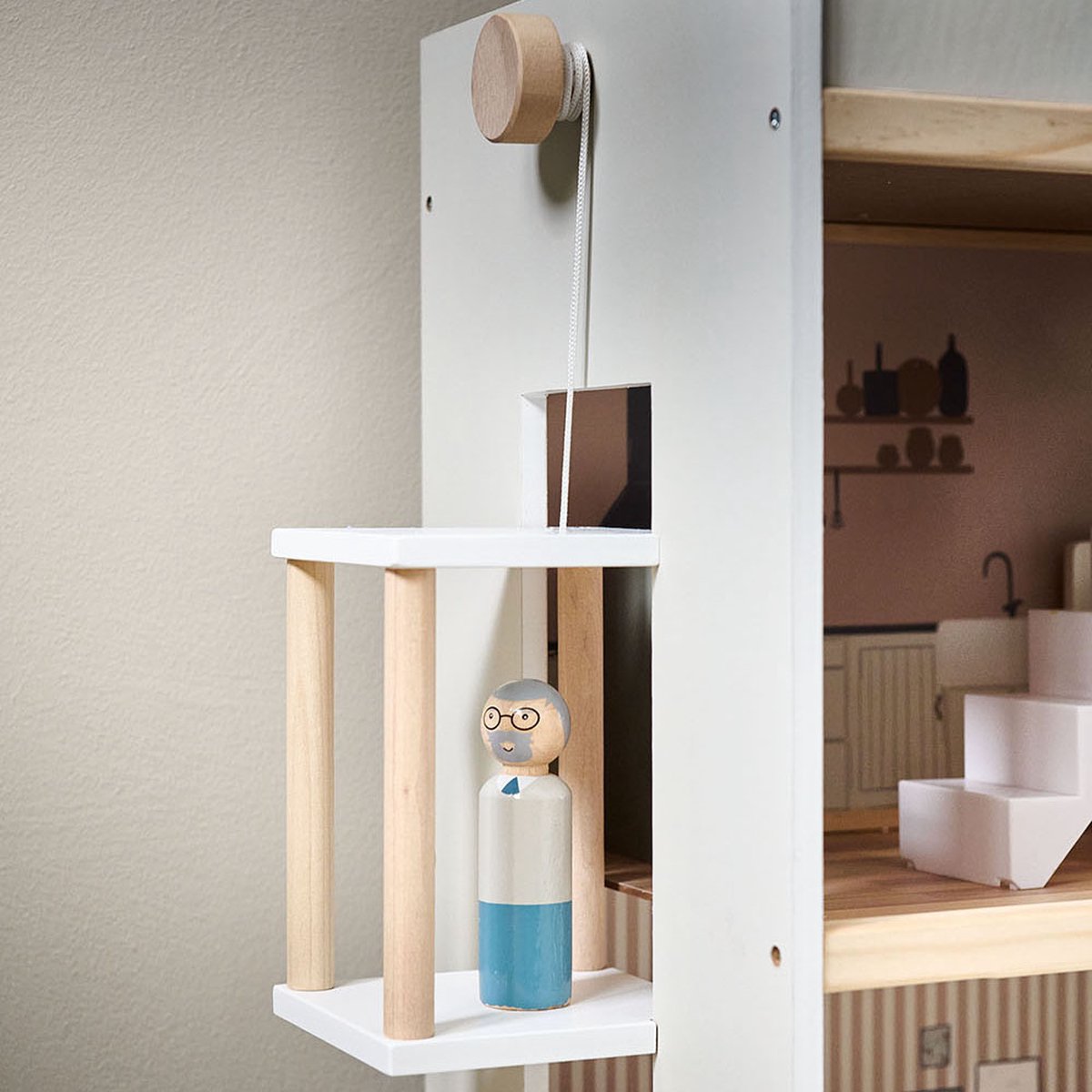 Petite Amélie Houten Poppenhuis Wit en Pastelblauw - H.81 cm - Incl. 14-delige Meubelset - Drie verdiepingen met illustraties - Toegang via trappen en magische lift — afbeelding 4
