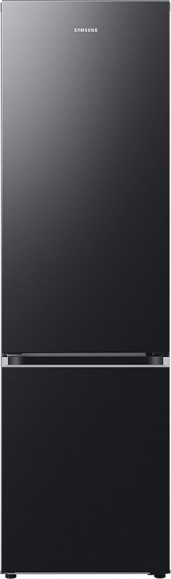 Zwarte Samsung koel-vriescombinatie met gladde deuren, centraal geplaatst op witte achtergrond.