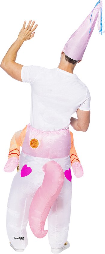 Achterkant man in wit T-shirt, opblaasbaar eenhoornkostuum, met roze puntmuts.