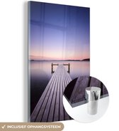 MuchoWow® Glasschilderij 40x60 cm - Schilderij acrylglas - Scandinavische steiger op zee in de avond - Foto op glas - Schilderijen