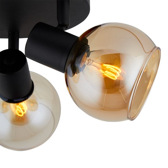 Zwarte plafondlamp met twee amberkleurige glazen lampenkappen. De lampenkappen hebben een opengewerkte rand en fittingen.