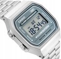 Close-up van de zijkant van een zilverkleurig Casio horloge met metalen band.