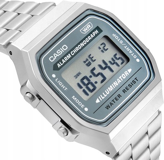 Close-up van de zijkant van een zilverkleurig Casio horloge met metalen band.