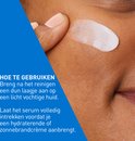 Gezicht dat wordt aangebracht met CeraVe serum. Tekst: "HOE TE GEBRUIKEN Breng na het reinigen een dun laagje aan op een licht vochtige huid. Laat het serum volledig intrekken voordat je een hydraterende of zonnebrandcrème aanbrengt."