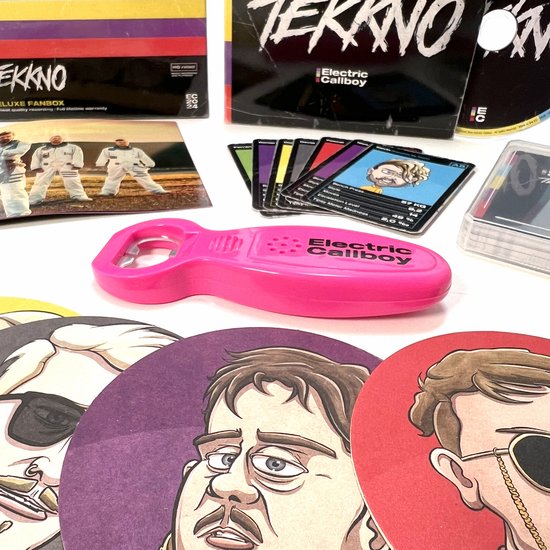 Roze bieropener met 'Electric Callboy' logo, omringd door ronde, cartoon-achtige onderzetters met bandleden.