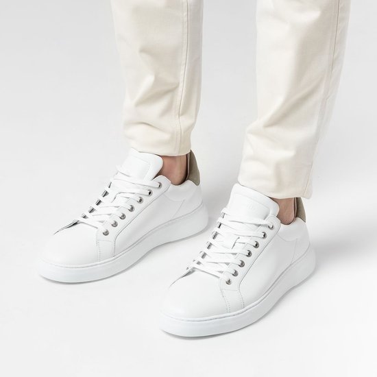 Manfield Heren Witte leren sneakers met taupe detail Maat 47 bol