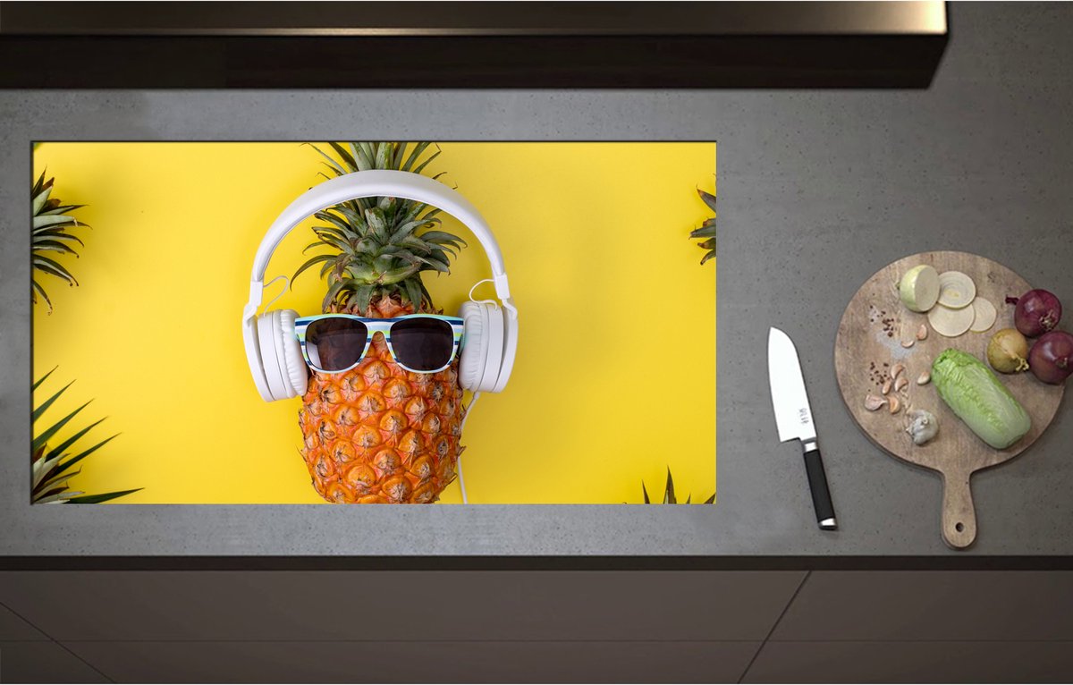 Inductieplaat Beschermer - Ananas met Witte Headset op Felgele Achtergrond - 95x51 cm - 2 mm Dik - Inductie Beschermer - Bescherming Inductiekookplaat - Kookplaat Beschermer van Zwart Vinyl