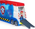 Ryder staat op de laadklep van de PAW Patrol Patroller. De truck is rood, wit en blauw met een blauw transparant deel.