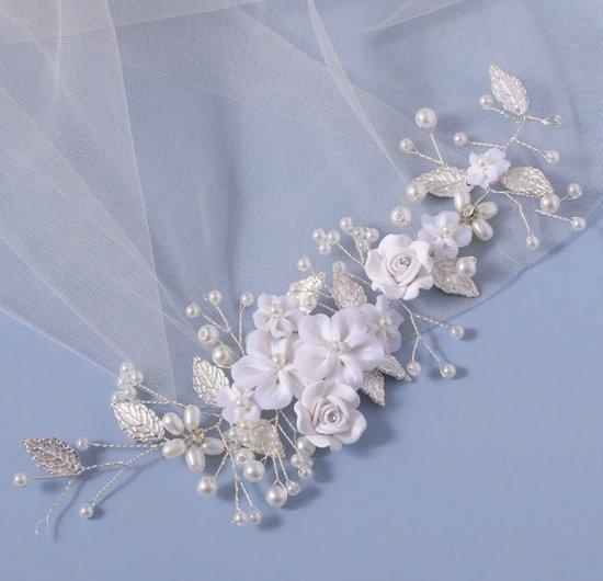 Haarsieraad op een zilverkleurige basis met ivoorkleurige bloemetjes, zilverkleurige blaadjes en ivoorkleurige parels (huwelijk, communie, cosplay)