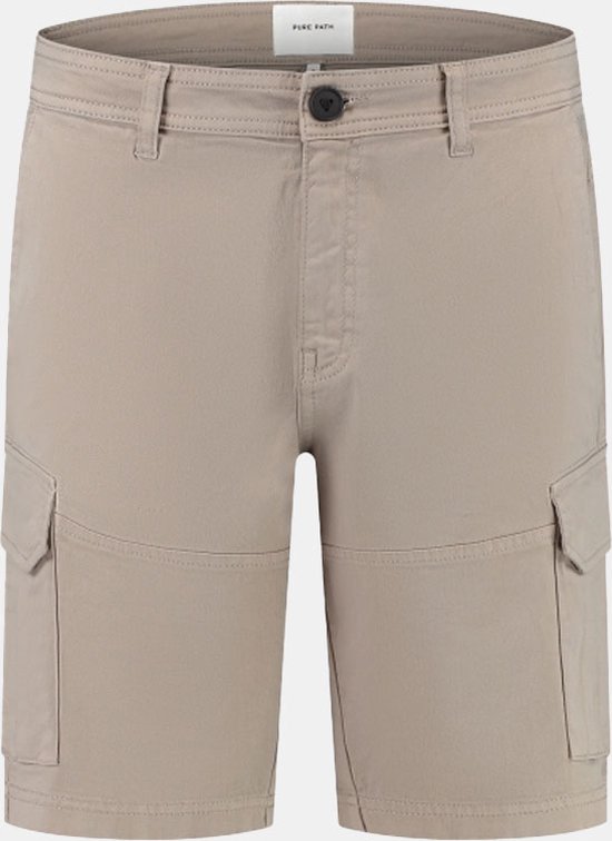 Beige cargoshorts met knoopsluiting, opgestikte zakken en label 'Purewhite'.