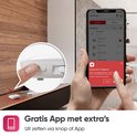 Hand test rookmelder via smartphone app. 'Gratis App met extra's'. Melding 'Smoke Alarm Triggered'.