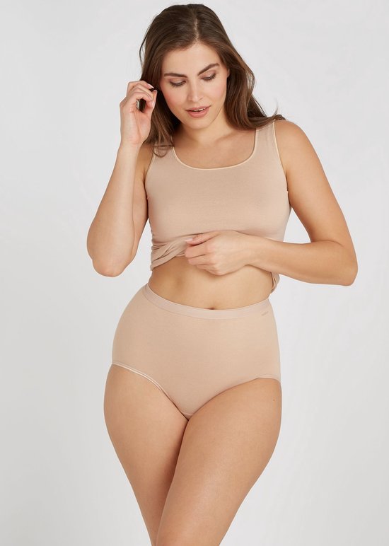 Een vrouw met een plus-size figuur draagt een beige high-waist slip en een bijpassende crop top.