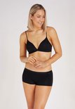 Model met een zwarte kanten bh met dunne bandjes en zwarte shorts.