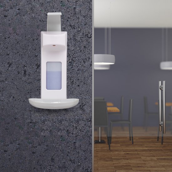Witte zeepdispenser met opvangbakje aan een donkere muur, naast de glazen deur van een restaurant.