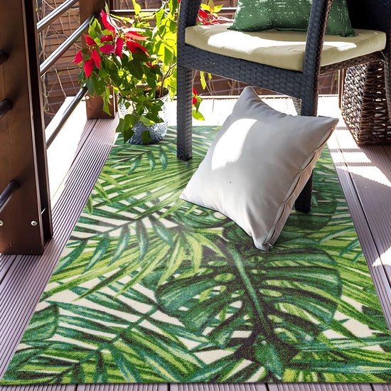 Tapis de balcon avec de grandes feuilles vertes de palmier et de fougère sur fond blanc.