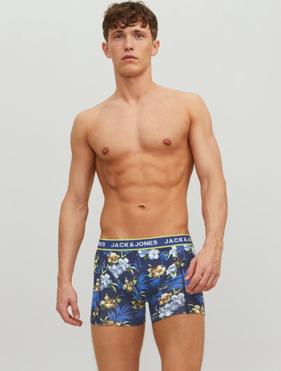 Donkerblauwe Jack & Jones boxershorts met blauwe en witte bloemenprint en gele merknaam op de band.