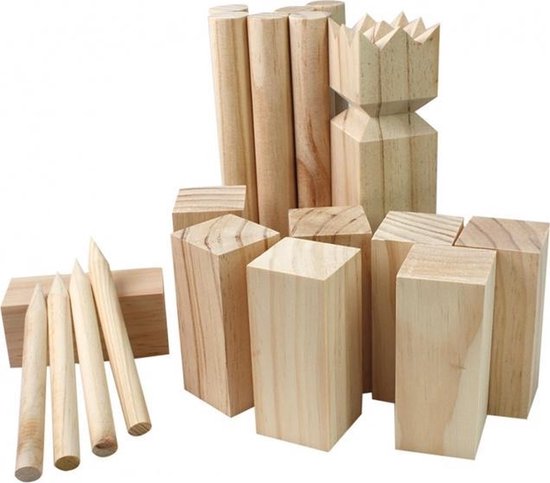 Houten Kubb spelonderdelen, waaronder de koning, blokken en werpstokken.
