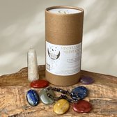 Crystals by Lina - Mindfulness Meditatie Box met Chakra Stenen - 7 Chakra palmstenen - 1 Orgon Seleniet Obelisk - 1 rookkwarts armband - Luxe eco-friendly Geschenkdoos