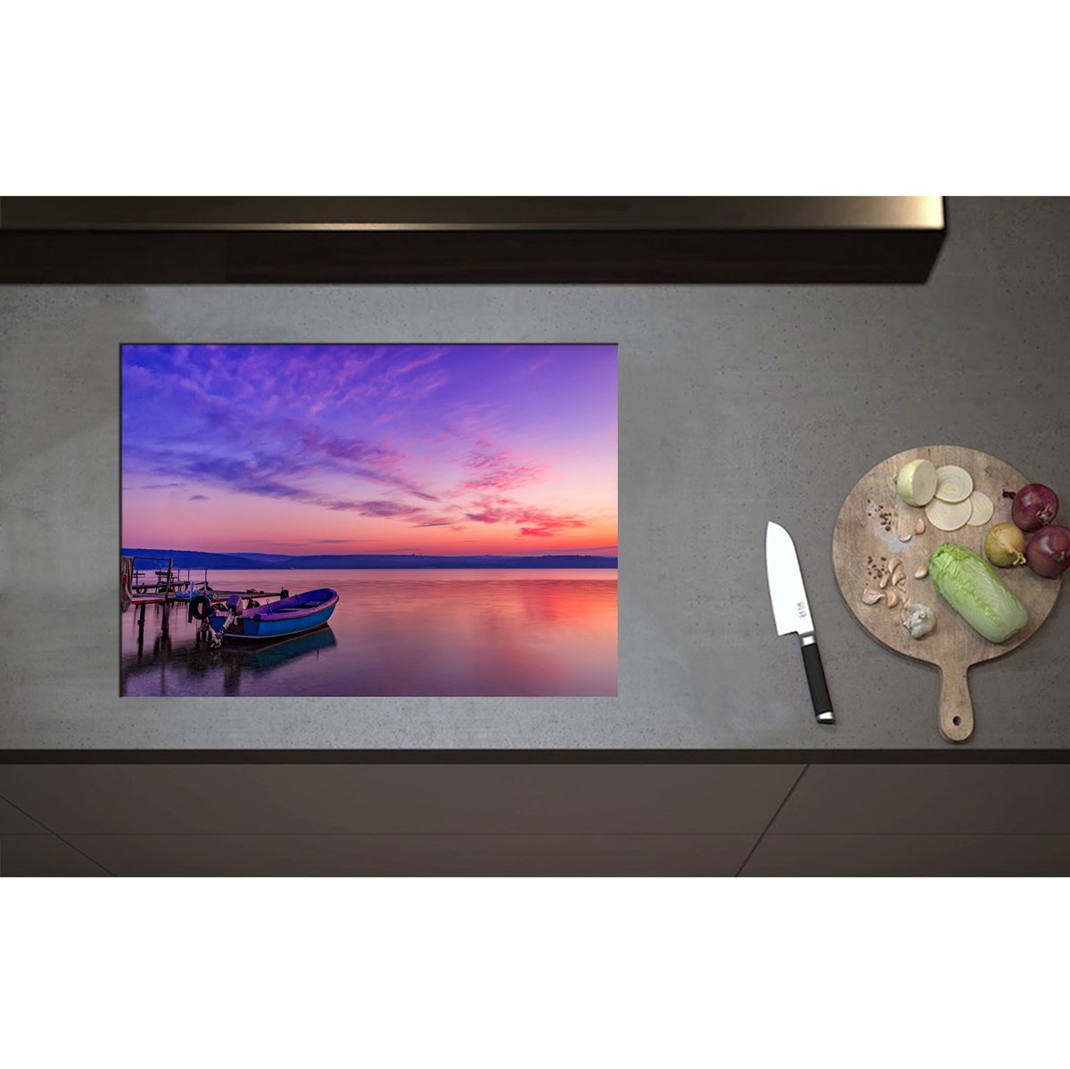 Inductieplaat Beschermer - Blauwe Aangemeerd Vissersboot aan het Begin van de Avond - 70x50 cm - 2 mm Dik - Inductie Beschermer - Bescherming Inductiekookplaat - Kookplaat Beschermer van Zwart Vinyl