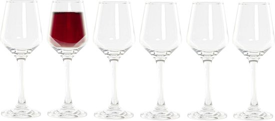 Zes transparante wijnglazen; één glas is gevuld met rode wijn.