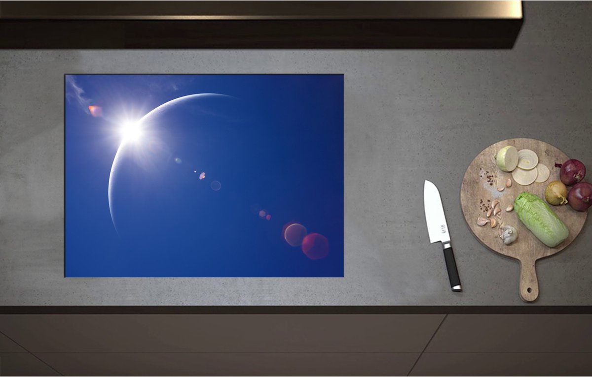 Inductieplaat Beschermer - Begin van Zonsverduistering bij Heldere Blauwe Lucht - 71x52 cm - 2 mm Dik - Inductie Beschermer - Bescherming Inductiekookplaat - Kookplaat Beschermer van Wit Vinyl