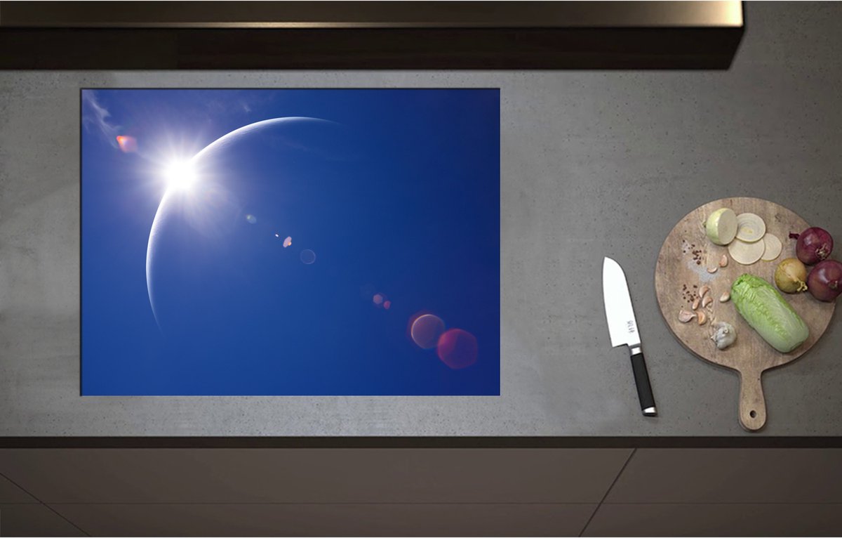 Inductieplaat Beschermer - Begin van Zonsverduistering bij Heldere Blauwe Lucht - 75x55 cm - 2 mm Dik - Inductie Beschermer - Bescherming Inductiekookplaat - Kookplaat Beschermer van Wit Vinyl