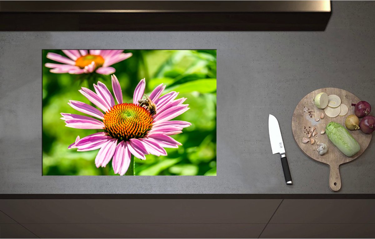 Inductieplaat Beschermer - Bij op Midden van Roze Smalle Bloem - 70x51 cm - 2 mm Dik - Inductie Beschermer - Bescherming Inductiekookplaat - Kookplaat Beschermer van Wit Vinyl