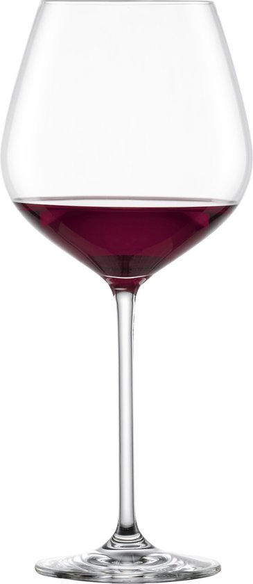 Un verre à vin Schott Zwiesel Fortissimo, rempli de vin rouge.
