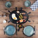 Gourmetstel met grillplaat, met een ei, zalm, spiesjes, burger en groenten.