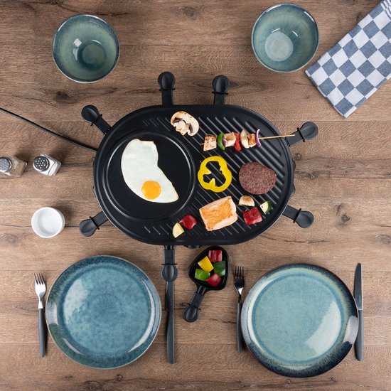 Gourmetstel met grillplaat, met een ei, zalm, spiesjes, burger en groenten.