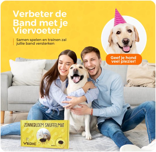 Een gezin knuffelt met hun hond op een bank. Zonnebloem snuffelmat op de grond. Tekst: 'Verbeter de Band met je Viervoeter'.