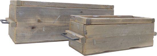 Twee rustieke houten plantenbakken met metalen handvatten, de ene groter dan de andere.