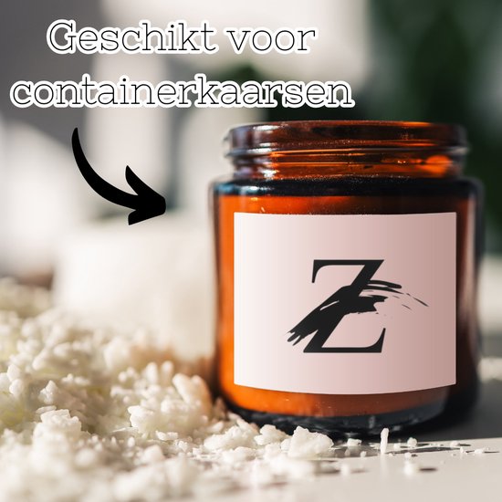 Een bruine glazen containerkaars met een roze label met een zwarte 'Z'. Sojawaskorrels liggen ernaast. Tekst: 'Geschikt voor containerkaarsen'.