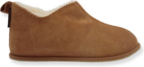 Bruine suède pantoffel met schapenvacht voering, met een opstaande rand en een lipje aan de achterkant.