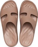Roze Crocs slippers met twee brede banden en Crocs logo op de zool.