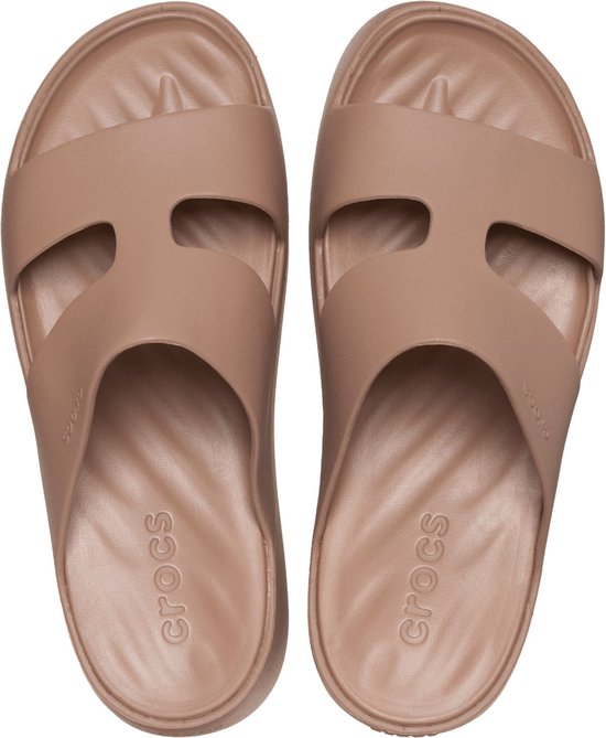 Roze Crocs slippers met twee brede banden en Crocs logo op de zool.