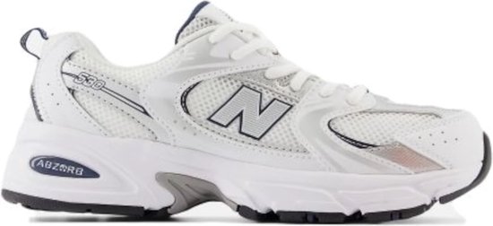 Witte sneaker met zilverkleurige overlays, een donkerblauwe 'N' en '530' op de zijkant.