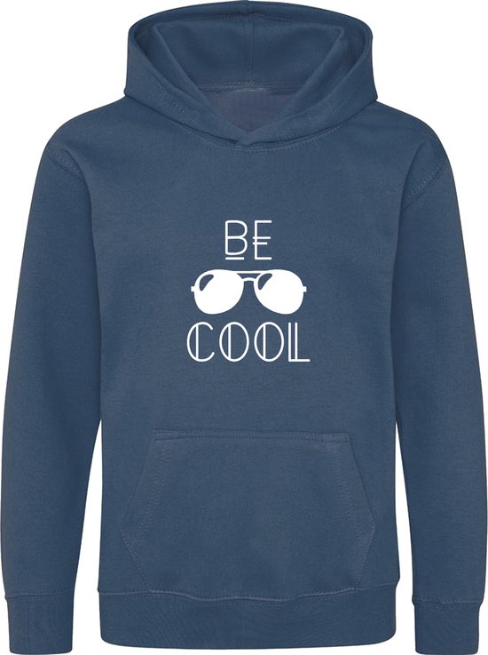Donkerblauwe hoodie met de tekst "BE COOL" en een bril met witte glazen.