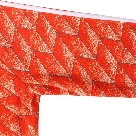 Oranje trainingsjack met lange mouwen, wit met zwarte streep en een geometrisch patroon.