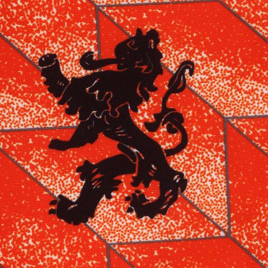 Oranje trainingsjack met een geometrisch patroon en een zwart leeuwenlogo.