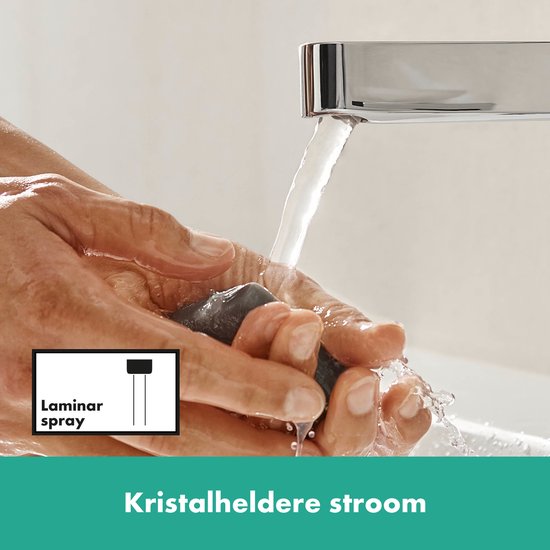 Hendel van chromen wastafelkraan met heldere waterstraal.