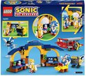 LEGO Sonic the Hedgehog doos met Tails' werkplaats, Tornado-vliegtuig, Sonic, Tails en een Buzz Bomber-figuur.