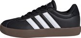 Zwarte kindersneaker van adidas, zijaanzicht met witte strepen en bruine zool.