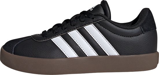 Zwarte kindersneaker van adidas, zijaanzicht met witte strepen en bruine zool.