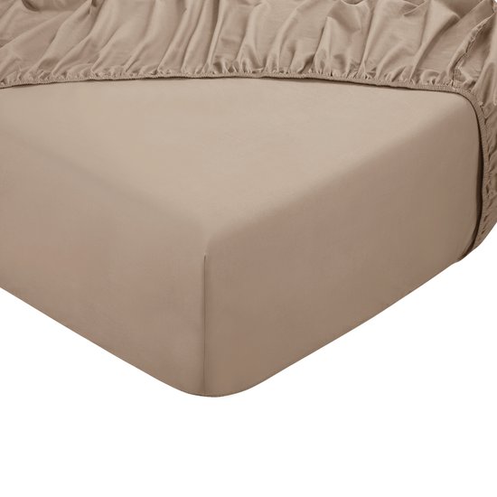 Drap-housse beige avec élastique périphérique, présenté sur un matelas.