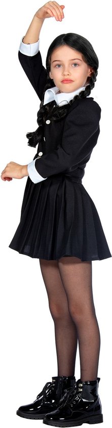 Meisje met vlechten, in een zwarte jurk met witte kraag en manchetten, riem en plooirok. Staat op witte achtergrond.