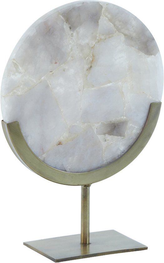 Een ronde schijf van lichtgrijs marmer met donkerdere aders, gevat in een gouden rand en staand op een gouden voet.