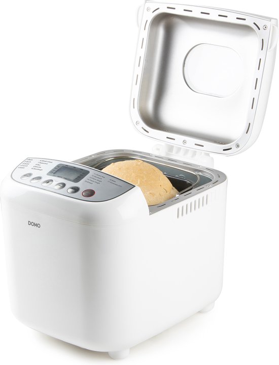 Witte broodbakmachine van Domo met deksel open, bedieningspaneel met programma's en een deeg in de bakvorm. Op witte achtergrond.
